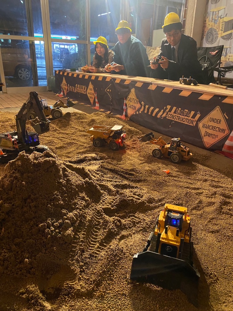 ラジコンで遊ぶ子供たち